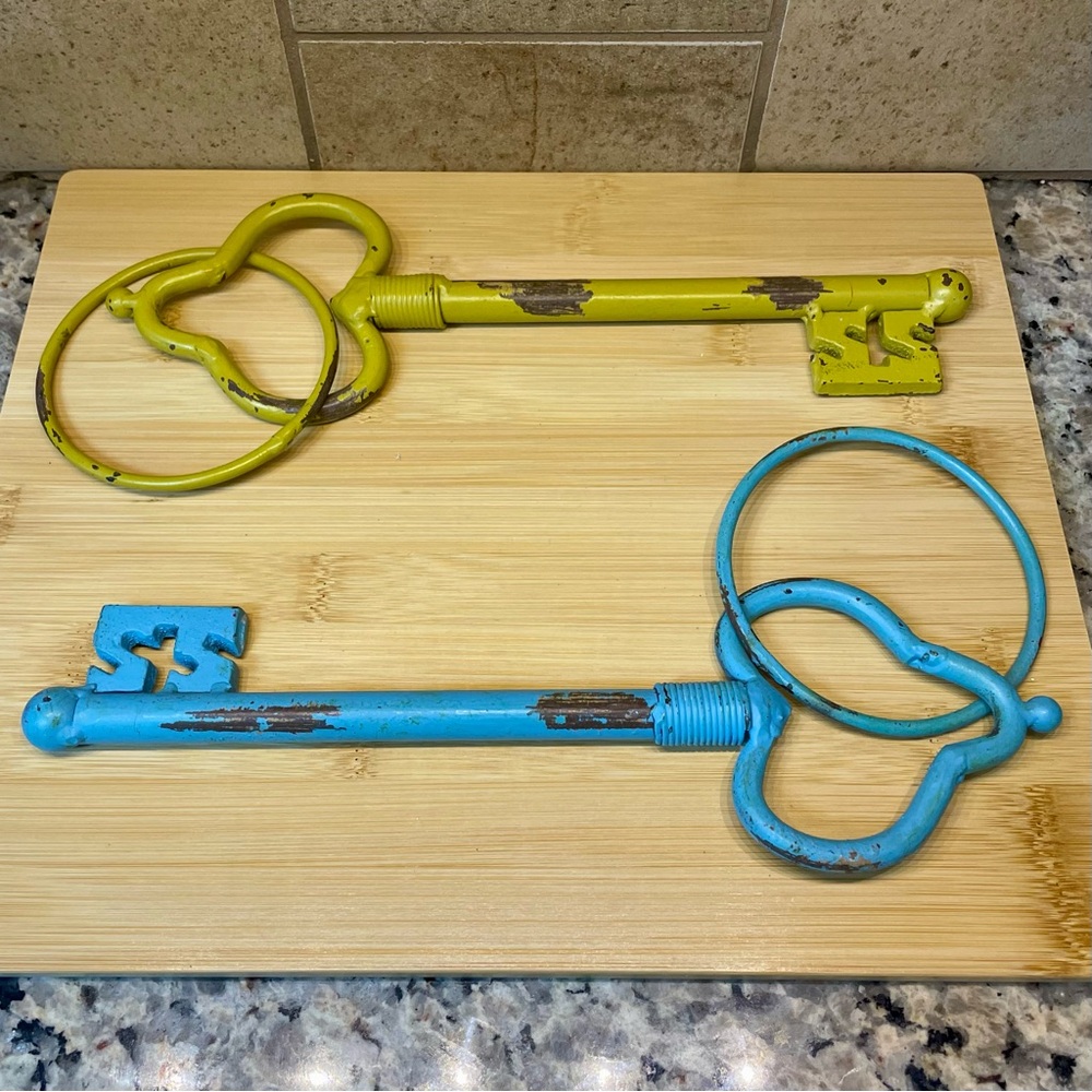 ☀️SOLD☀️ Skeleton Keys in Large Vintage Style Decorative, Yellow OR Blue - Picture 2 of 5